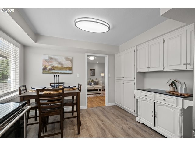 561 East Ridgeway Avenue Hermiston, OR 97838 - Photo 10 of 46 a kitchen with a table and chairs in it