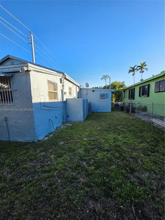 a view of a back yard