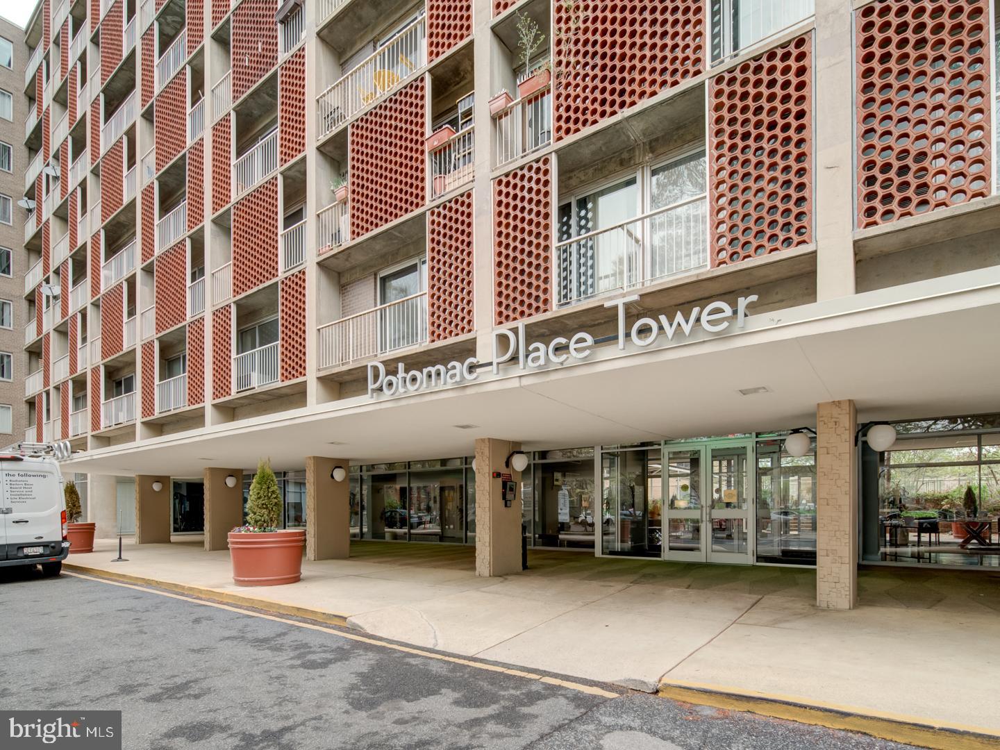 800 4th Street Southwest, Unit N703 Washington, DC 20024 - Photo 2 of 25 a view of a building with retail shops