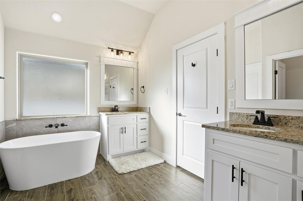 9017 Vly Oak Court Springtown, TX 76082 - Photo 17 of 35 Primary Bathroom