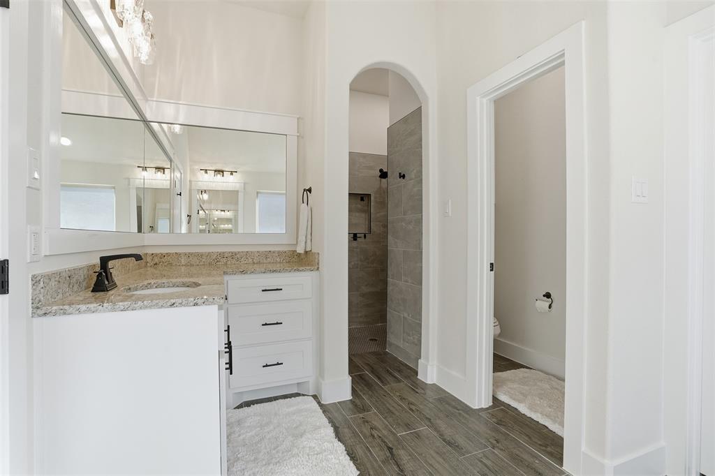 9017 Vly Oak Court Springtown, TX 76082 - Photo 18 of 35 Primary Bathroom