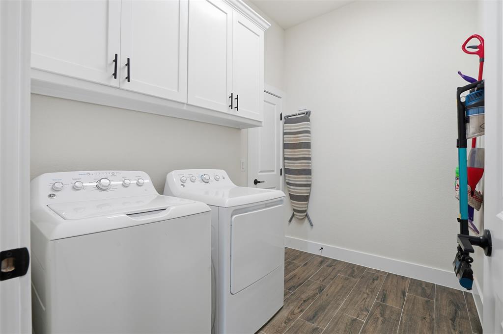 9017 Vly Oak Court Springtown, TX 76082 - Photo 20 of 35 Laundry room connects to master bath