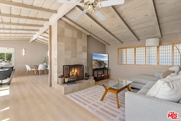 a view of a big room with a big yard