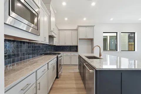 $687,500 | 1418 Caywood Lane, Unit B, Houston, TX 77055