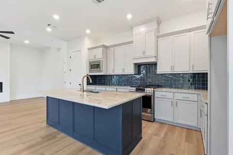 $695,000 | 1418 Caywood Lane, Unit B, Houston, TX 77055