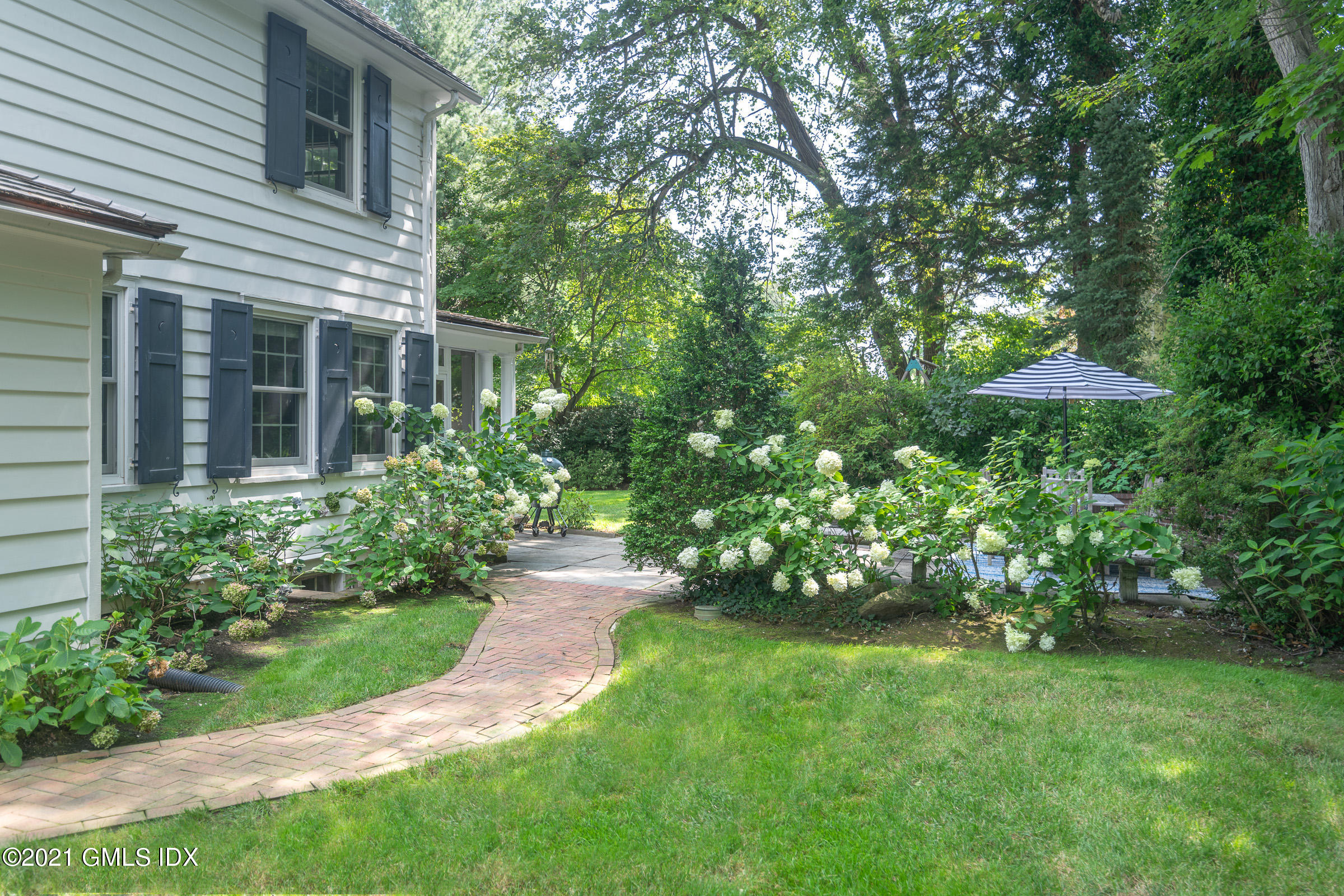 6 Park Avenue Greenwich, CT 06830 - Photo 16 of 24 a view of a back yard of the house