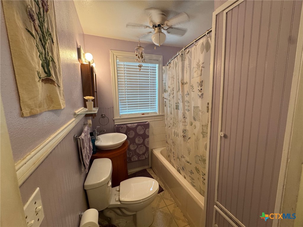 708 East 10th Street Cameron, TX 76520 - Photo 17 of 20 Upstairs Bathroom
