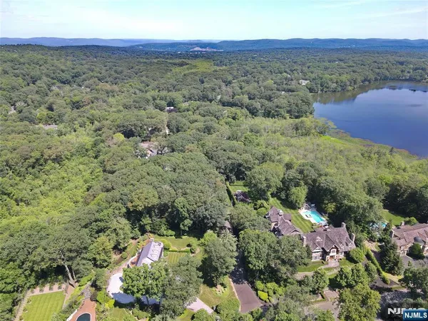$4,750,000 | 212 Seminole Lane, Franklin Lakes, NJ 07417