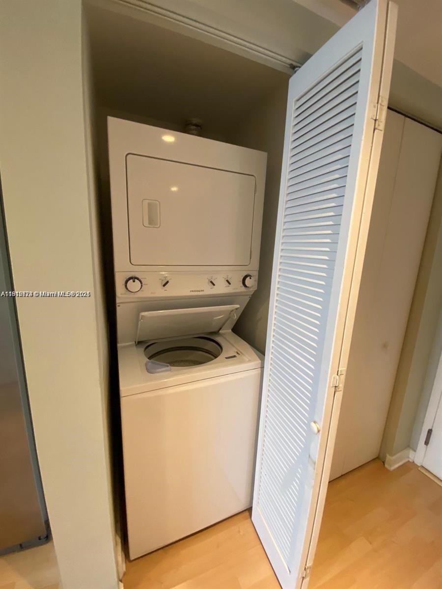 185 Southwest 7th Street, Unit 3306 Miami, FL 33130 - Photo 4 of 8 a utility room with dryer and washer