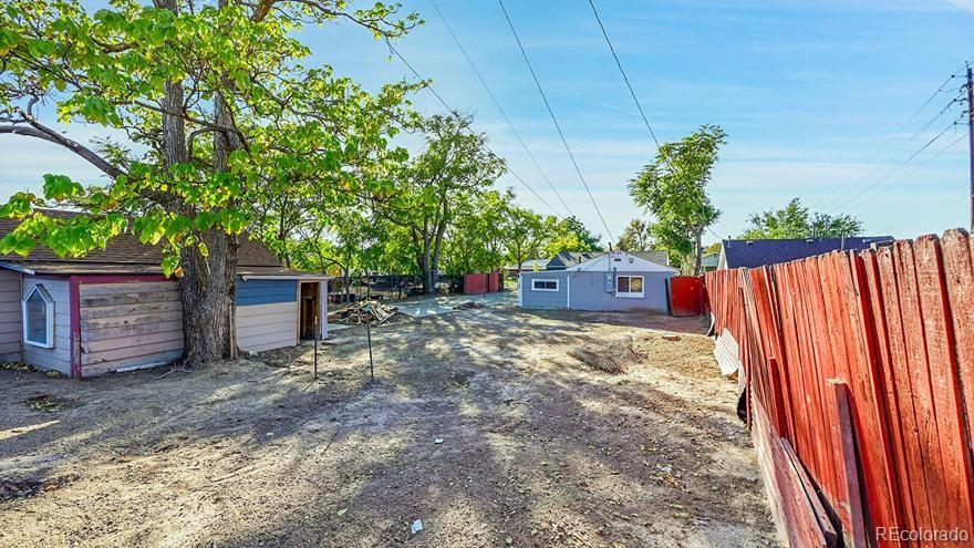 3984 Cook Street Denver, CO 80205 - Photo 20 of 34 a backyard of a house