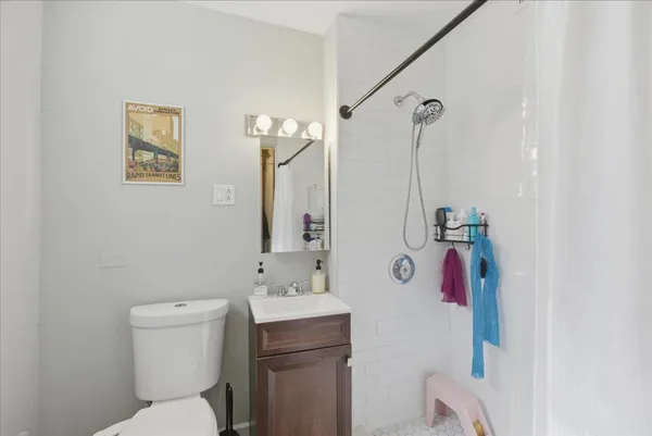 $2,850 | 4002 North Southport Avenue, Unit 3, Chicago, IL 60613