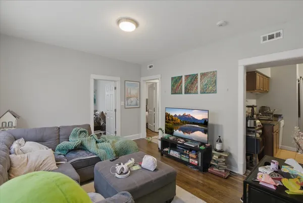 $2,850 | 4002 North Southport Avenue, Unit 3, Chicago, IL 60613