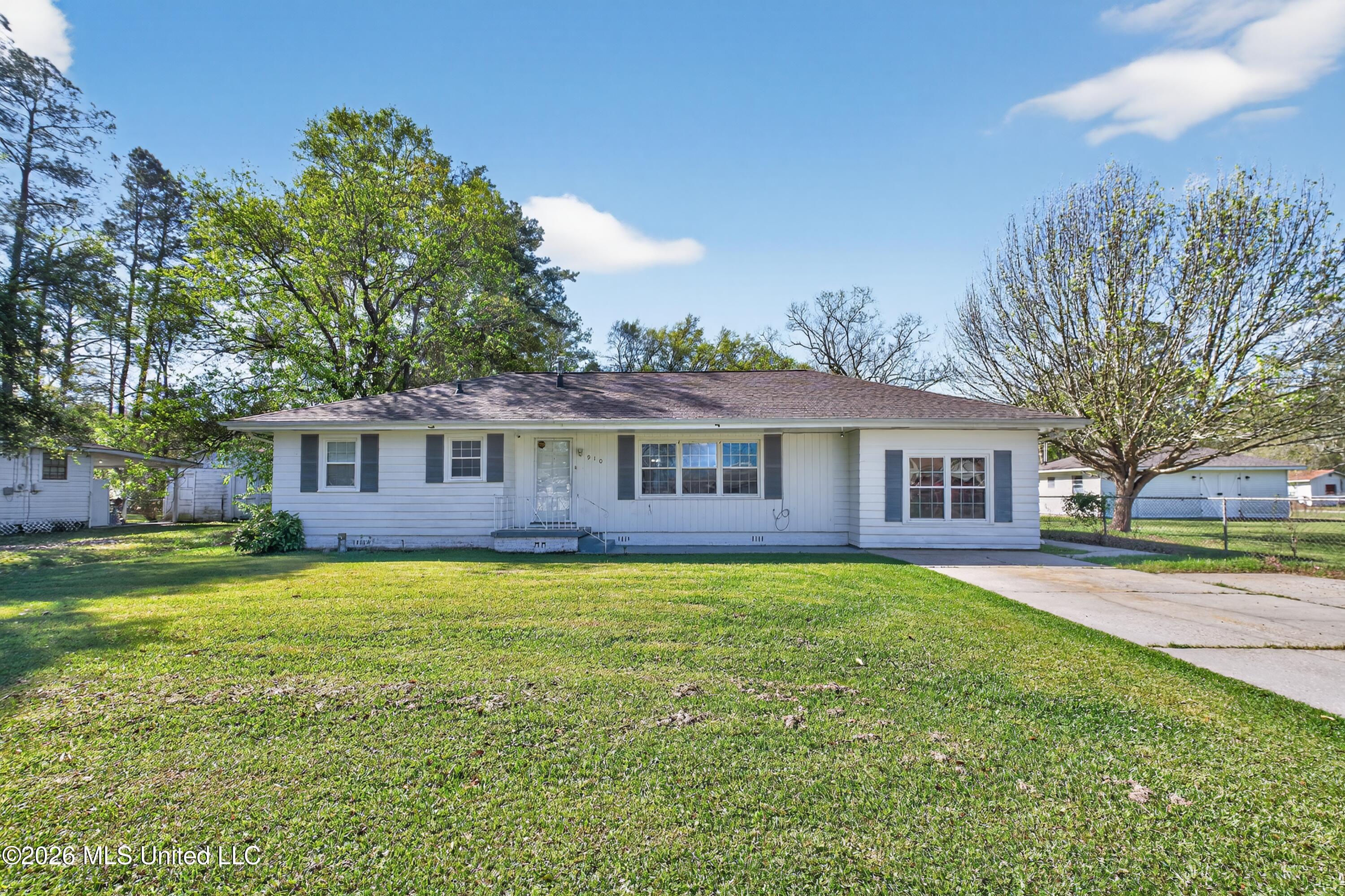 910 East Sycamore Road Picayune, MS 39466 - Photo 1 of 15 Front Exterior