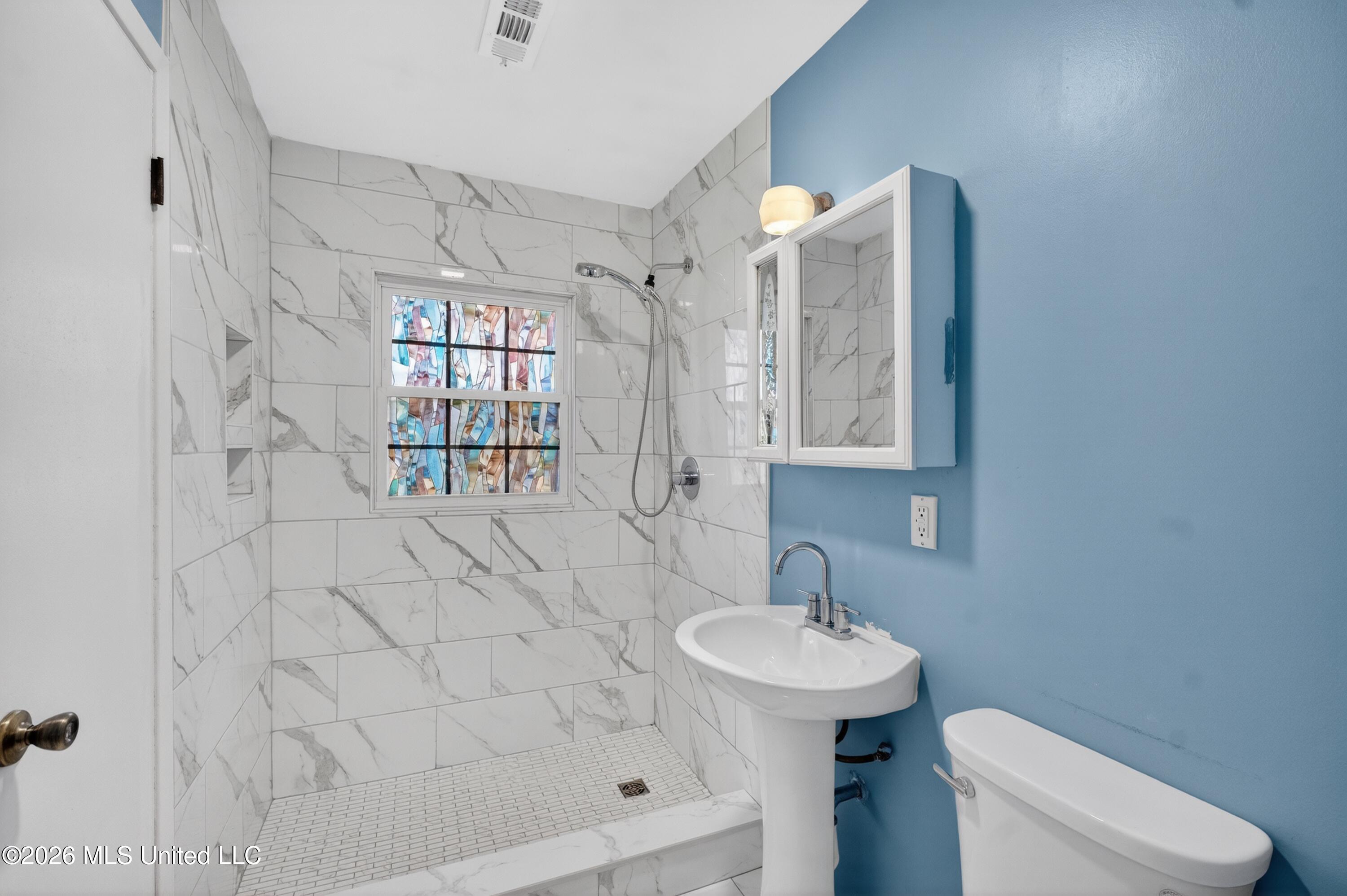 910 East Sycamore Road Picayune, MS 39466 - Photo 13 of 15 Bathroom