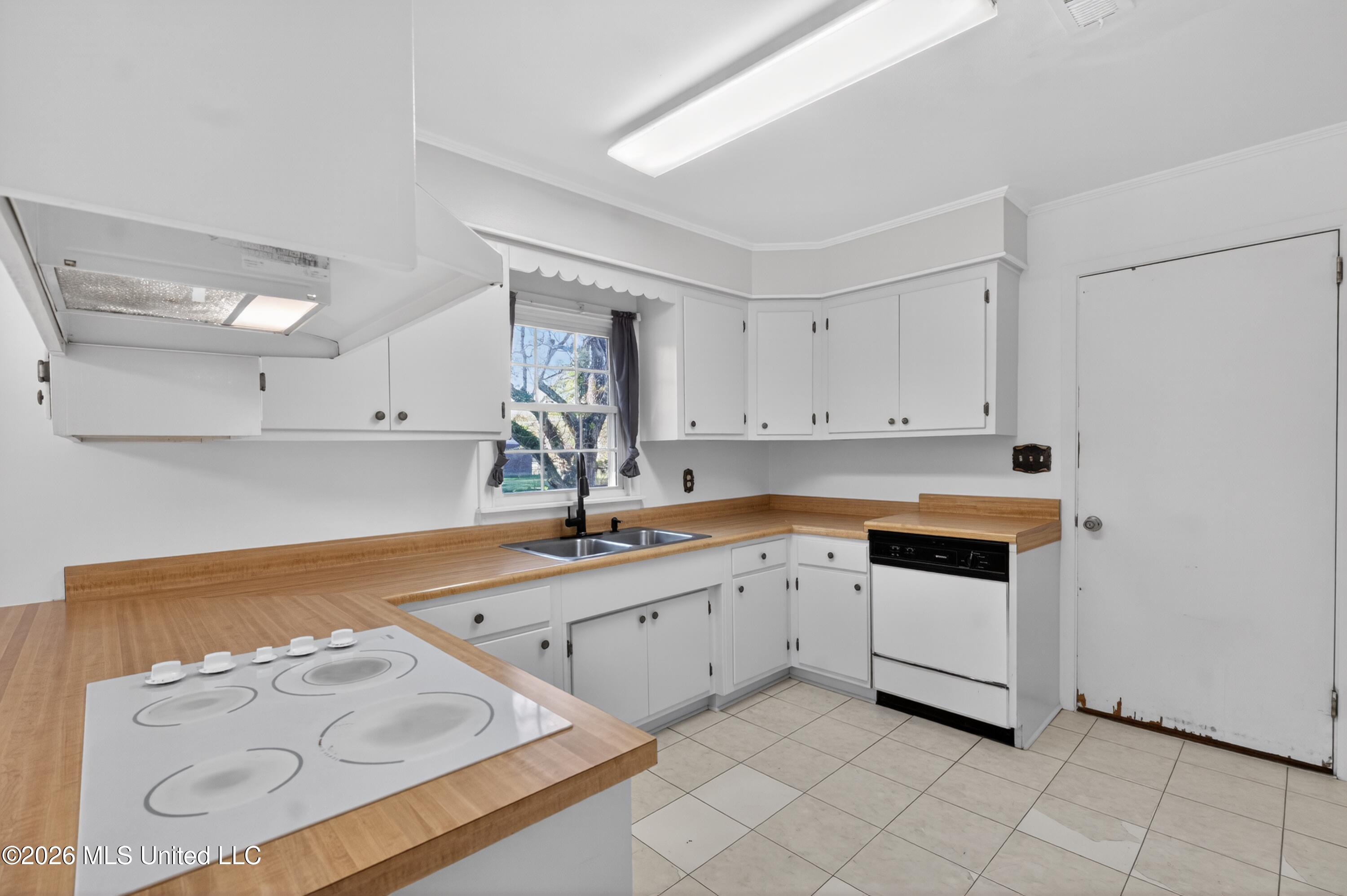 910 East Sycamore Road Picayune, MS 39466 - Photo 4 of 15 Kitchen