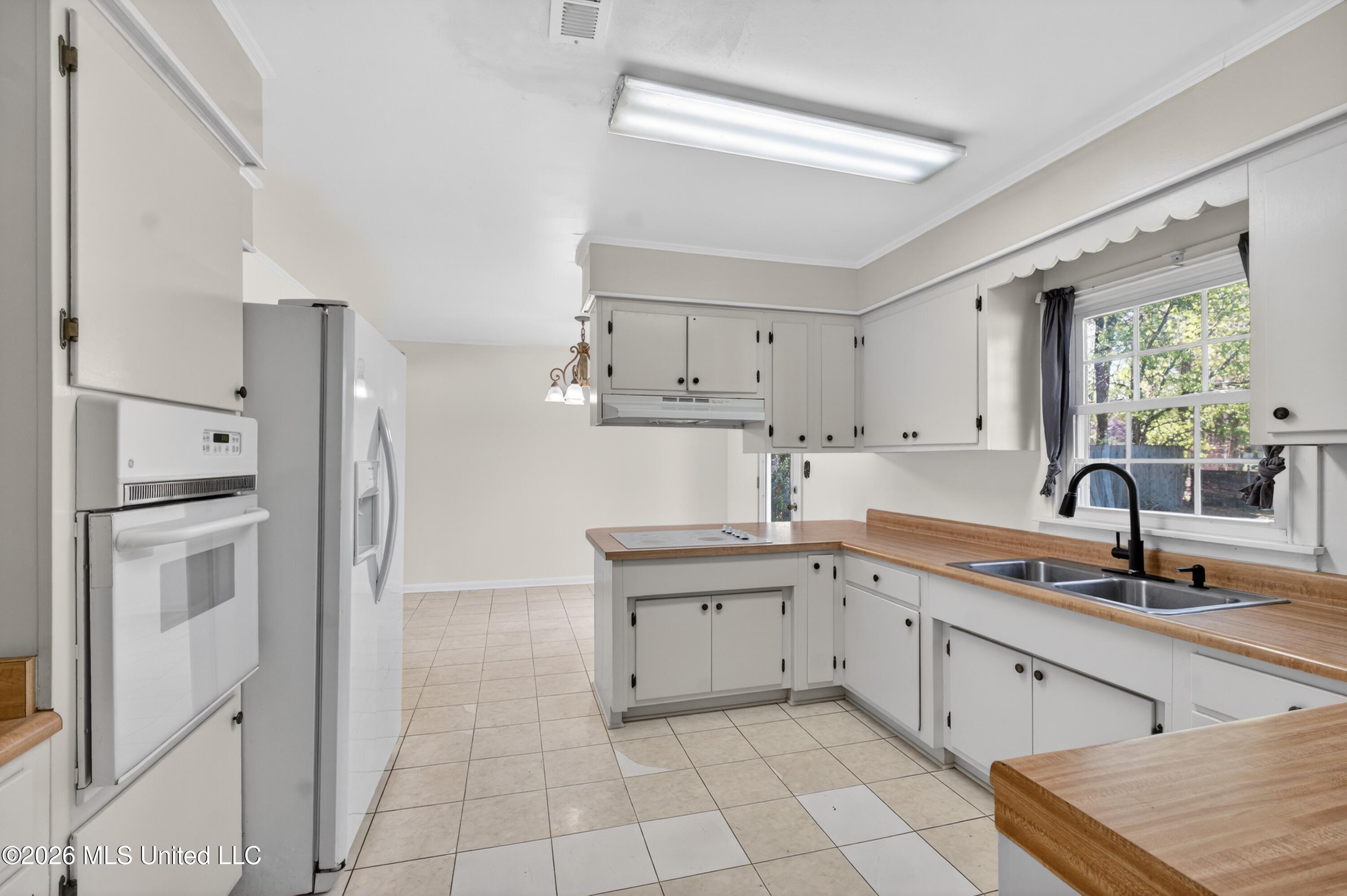 910 East Sycamore Road Picayune, MS 39466 - Photo 5 of 15 Kitchen