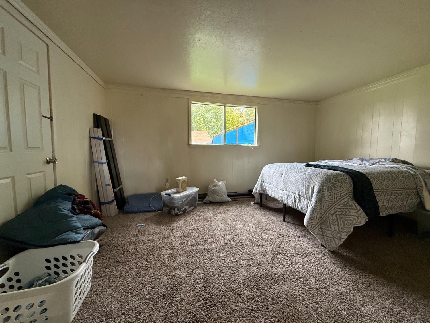 4621 Swanson Road Denair, CA 95316 - Photo 48 of 57 a bedroom with a bed and a window