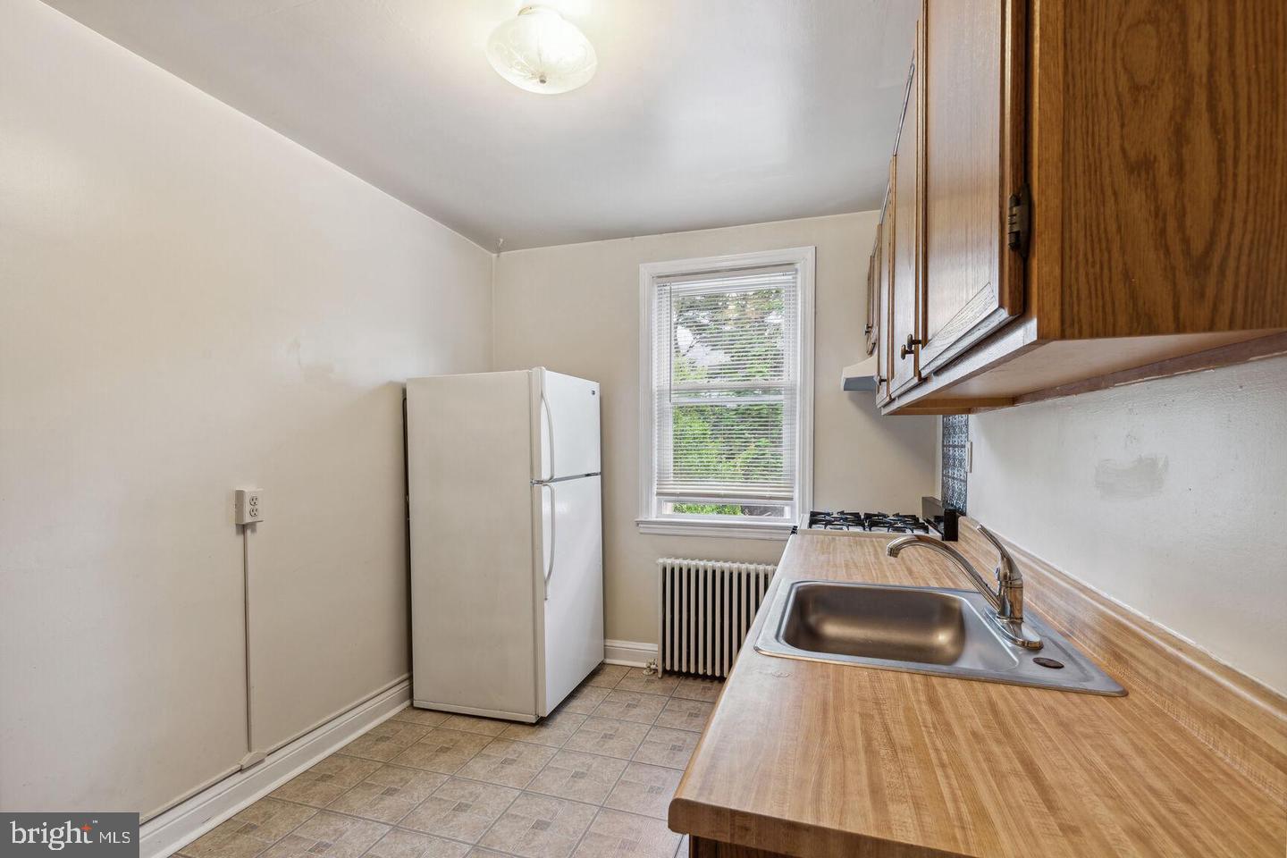 902 Elm Ridge Avenue Baltimore, MD 21229 - Photo 4 of 15 a kitchen that has a sink and a stove