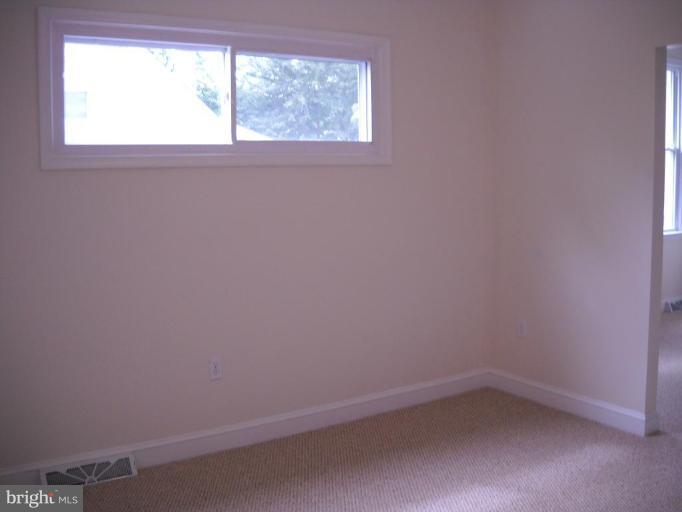 16 Edmondson Ridge Road Catonsville, MD 21228 - Photo 13 of 22 Living Room