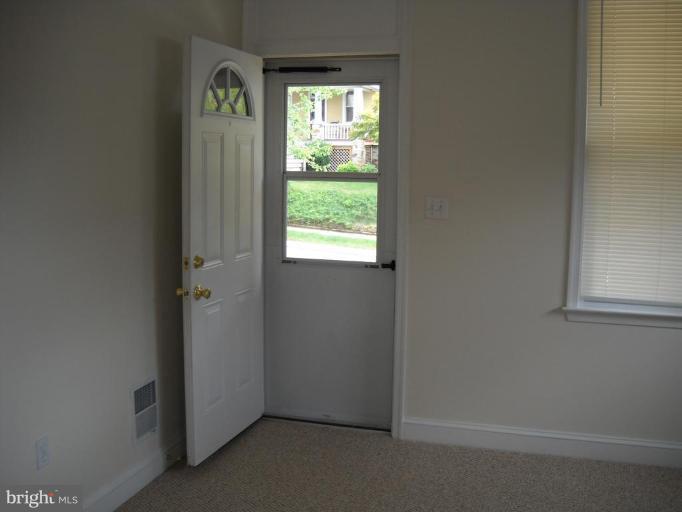 16 Edmondson Ridge Road Catonsville, MD 21228 - Photo 19 of 22 Entrance / Foyer