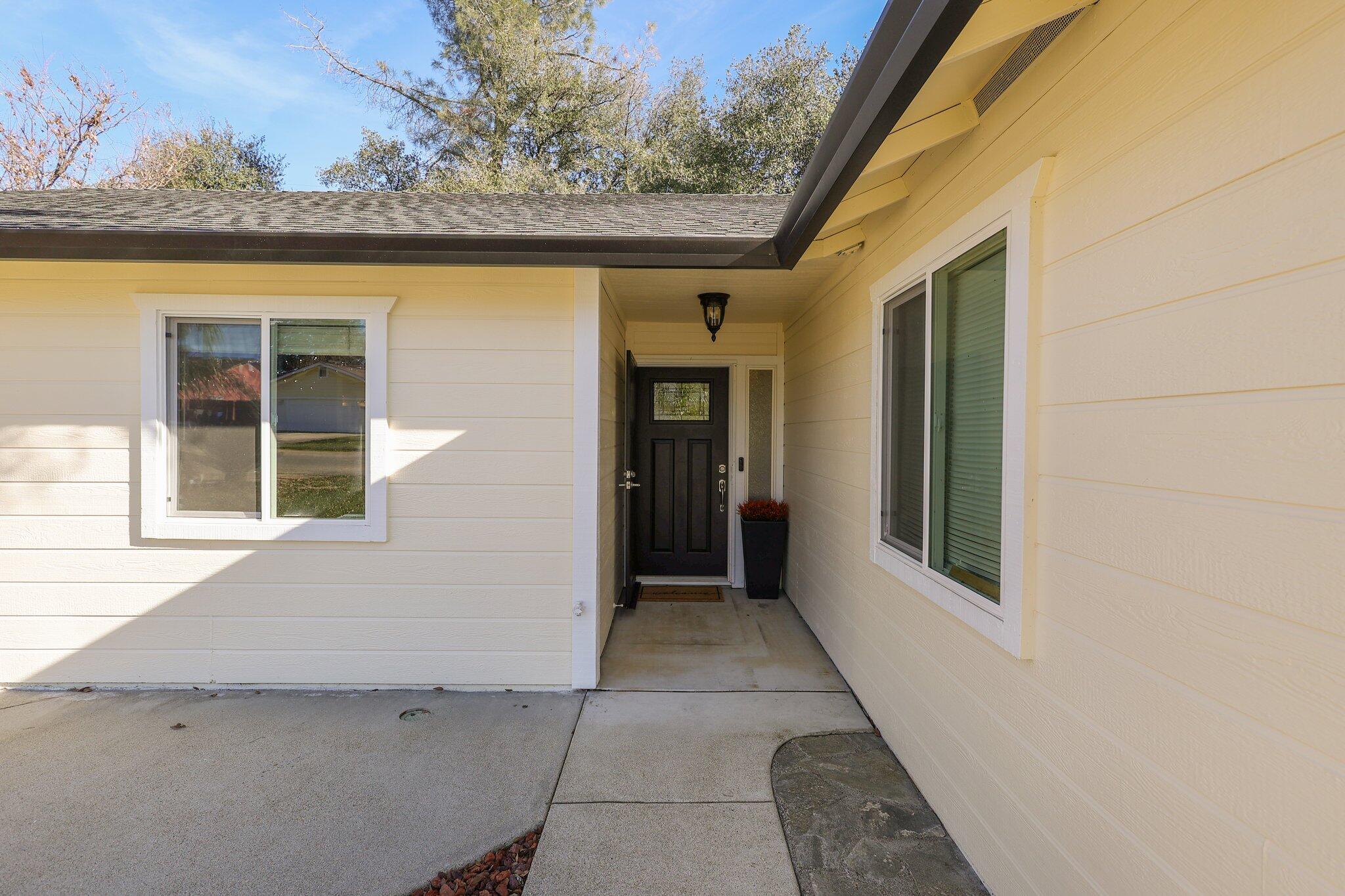 3375 Lawrence Road Redding, CA 96002 - Photo 6 of 46 a view of a entrance