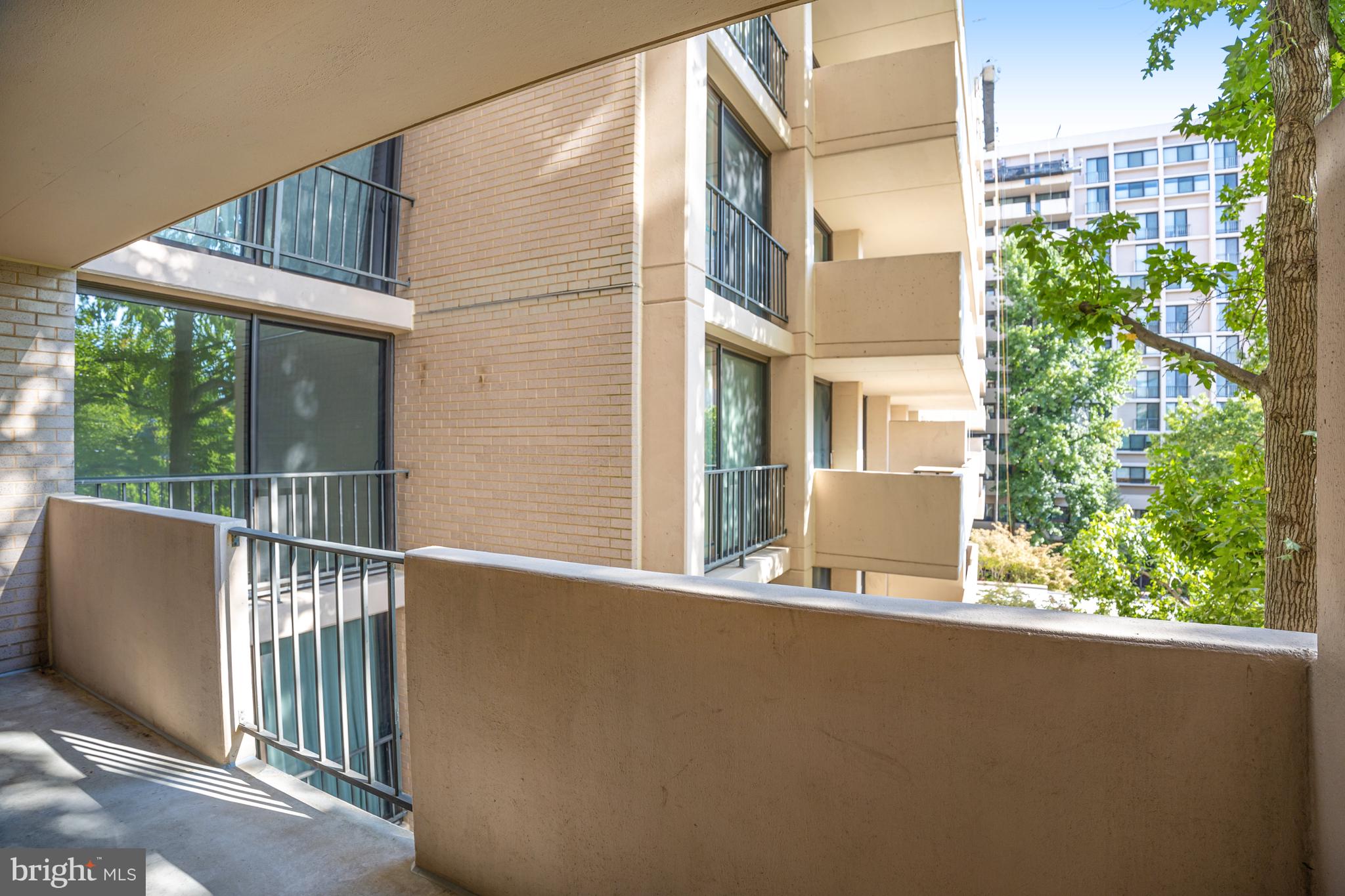 4141 North Henderson Road, Unit 303 Arlington, VA 22203 - Photo 16 of 41 Balcony Get-Away