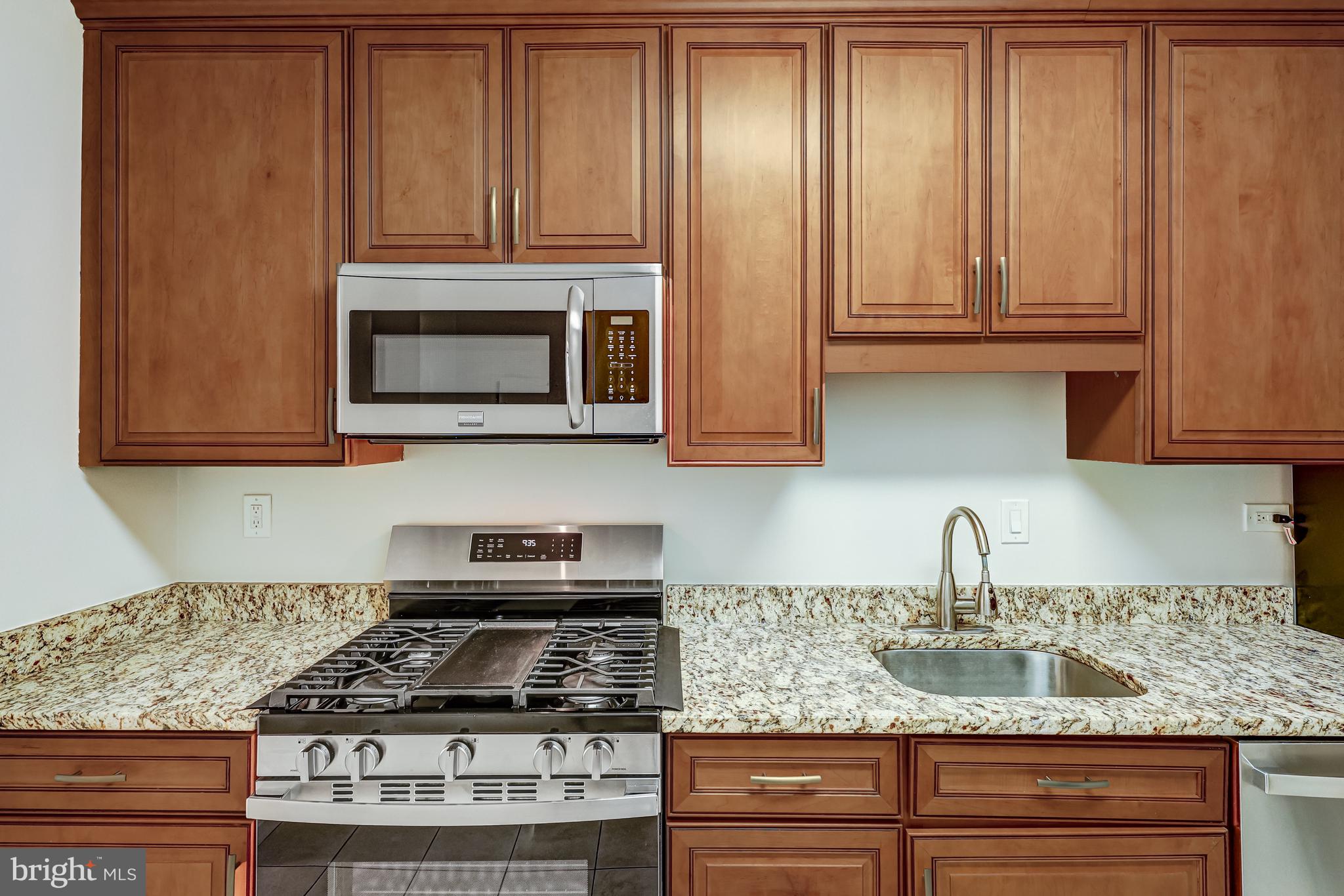 4141 North Henderson Road, Unit 303 Arlington, VA 22203 - Photo 8 of 41 New Gas Stove