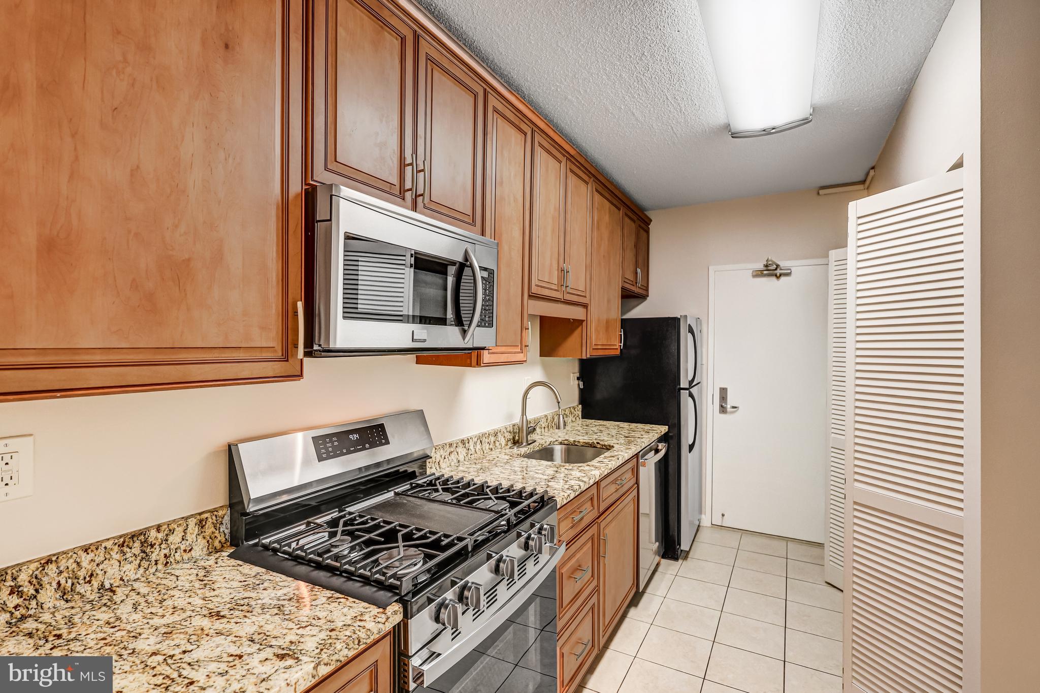 4141 North Henderson Road, Unit 303 Arlington, VA 22203 - Photo 9 of 41 Auxilary Entrance Door to Kitchen from Hall