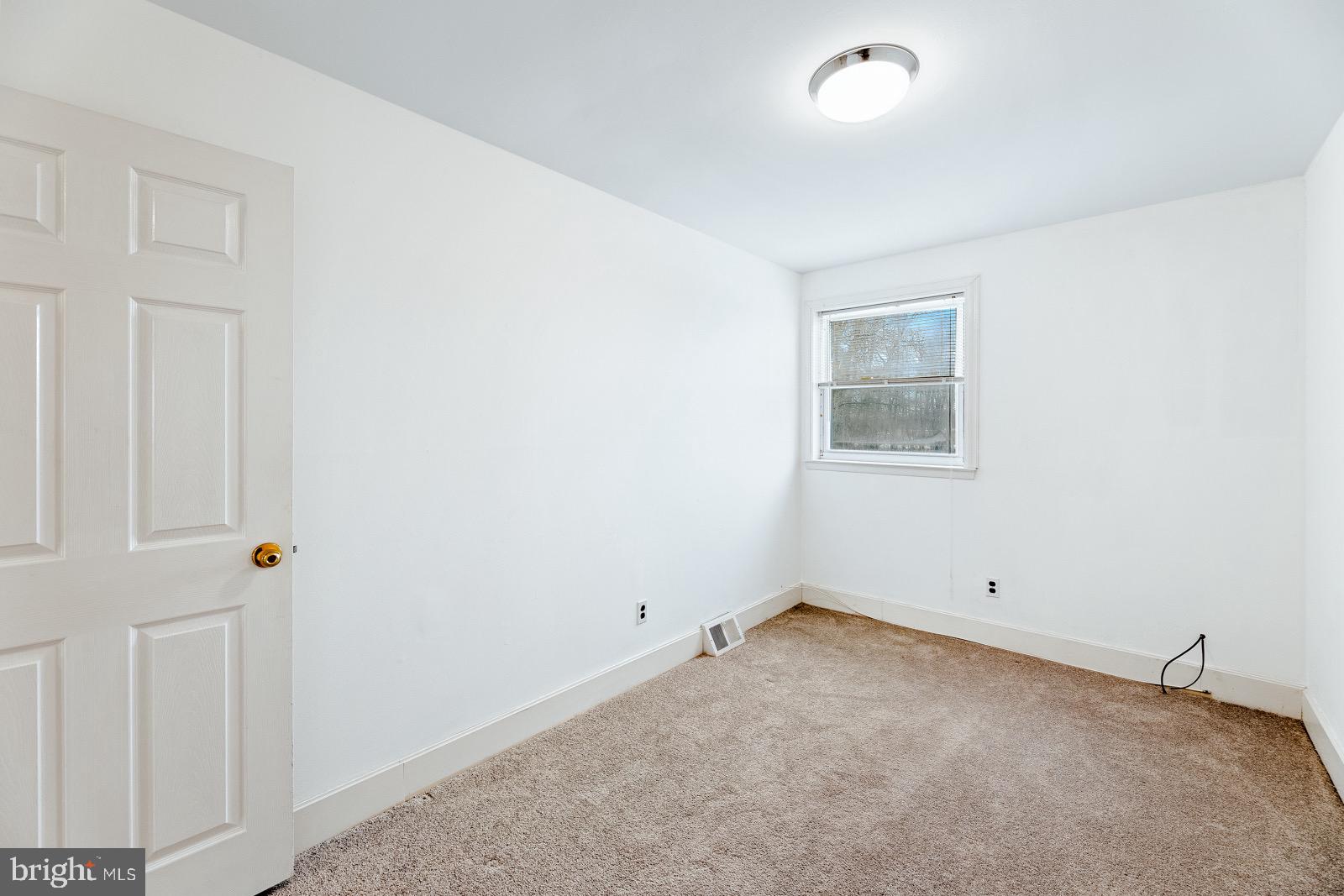 12450 Knights Road, Unit 2 Philadelphia, PA 19154 - Photo 36 of 43 an empty room with a workbench