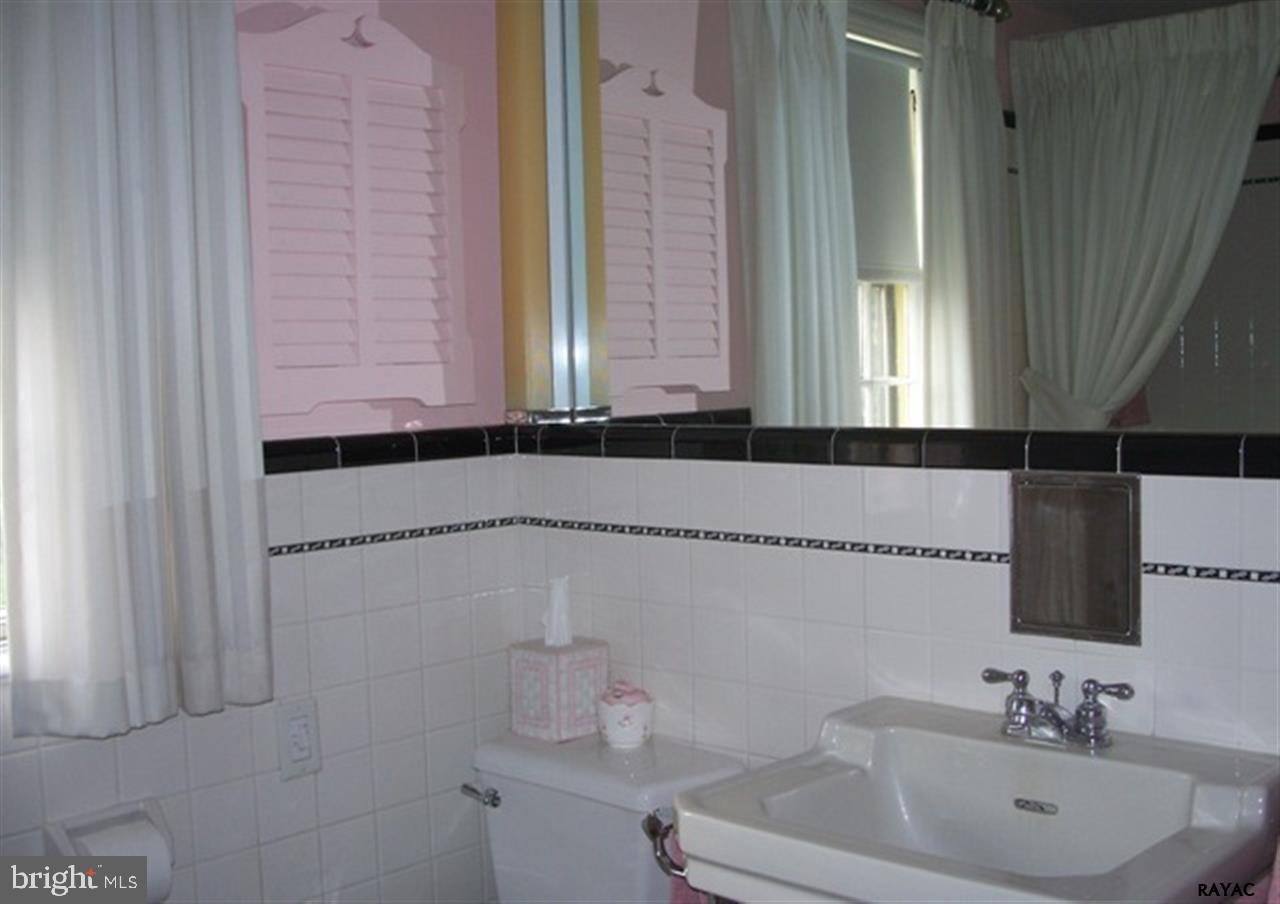 2239 Linden Road York, PA 17408 - Photo 18 of 35 Gallery Image 18
