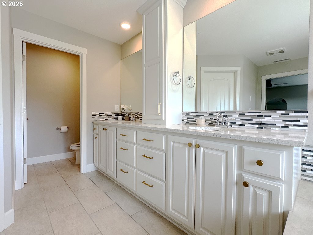 885 North Squire Drive Ridgefield, WA 98642 - Photo 13 of 29 a bathroom with a sink and a mirror