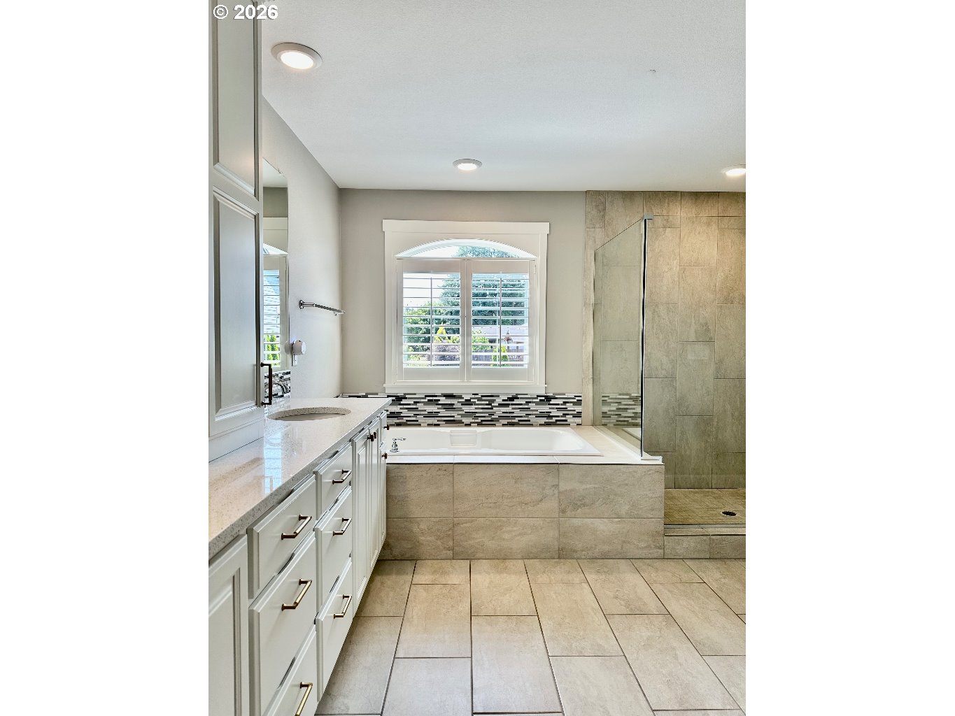 885 North Squire Drive Ridgefield, WA 98642 - Photo 14 of 29 a bathroom with a granite countertop sink a toilet and bathtub