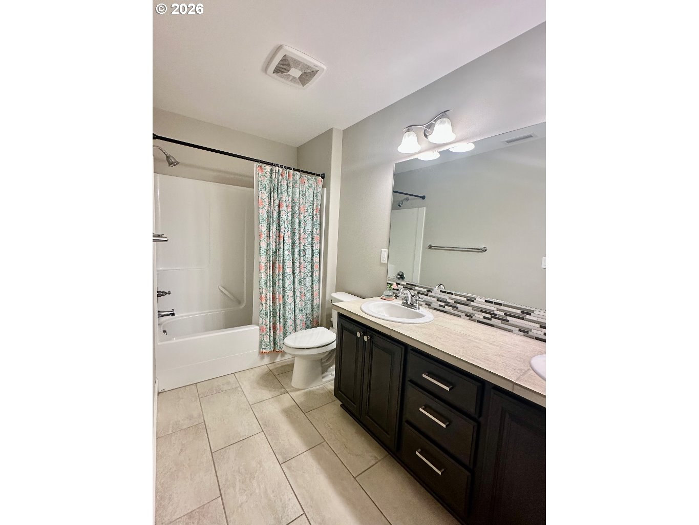 885 North Squire Drive Ridgefield, WA 98642 - Photo 20 of 29 a spacious bathroom with a tub sink shower and a mirror