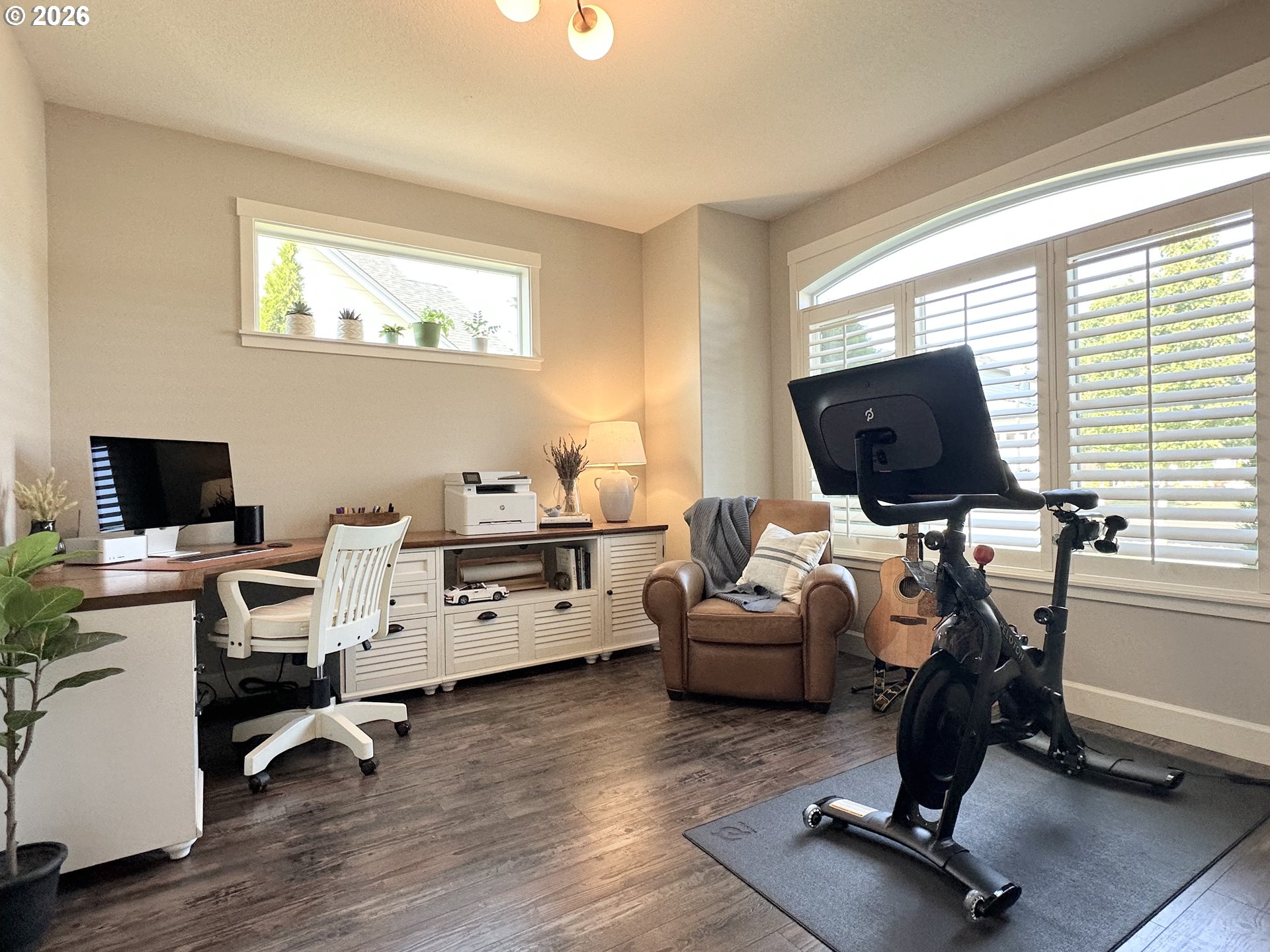 885 North Squire Drive Ridgefield, WA 98642 - Photo 8 of 29 a view of a livingroom with workspace and a window