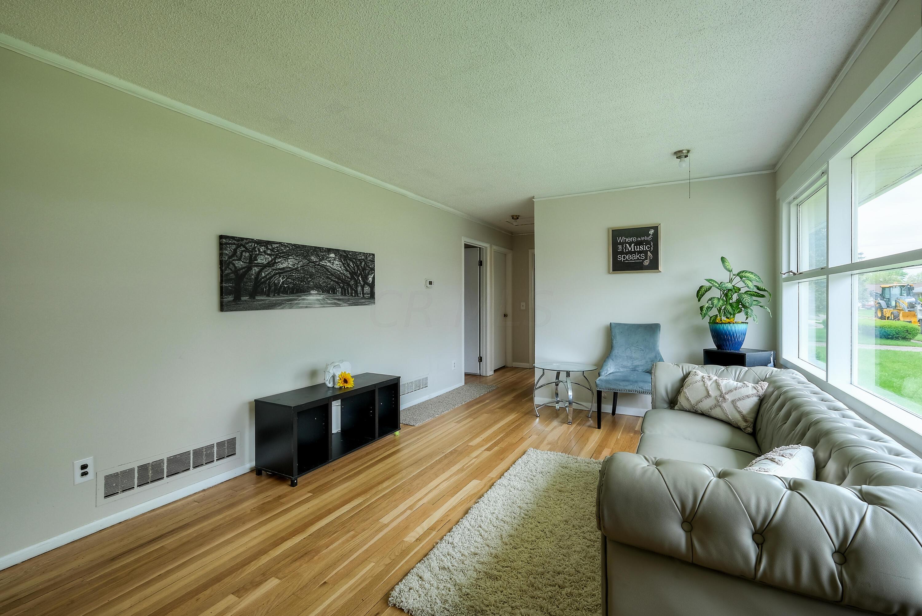 4611 Ludington Road Columbus, OH 43227 - Photo 5 of 27 Living Room