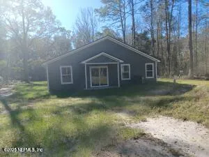 a view of a yard with a tree