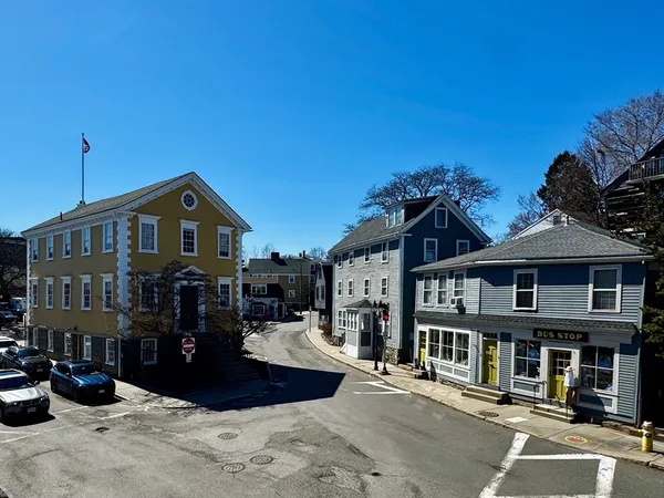 $2,900 | 84 Washington Street, Unit 2, Marblehead, MA 01945