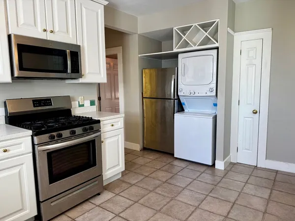 $2,900 | 84 Washington Street, Unit 2, Marblehead, MA 01945