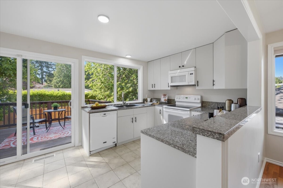 1801 Anacortes Avenue Northeast Renton, WA 98059 - Photo 9 of 29