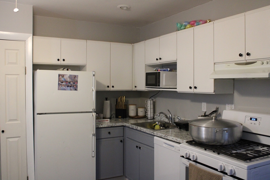 644 Pine Street Manchester, NH 03104 - Photo 5 of 32