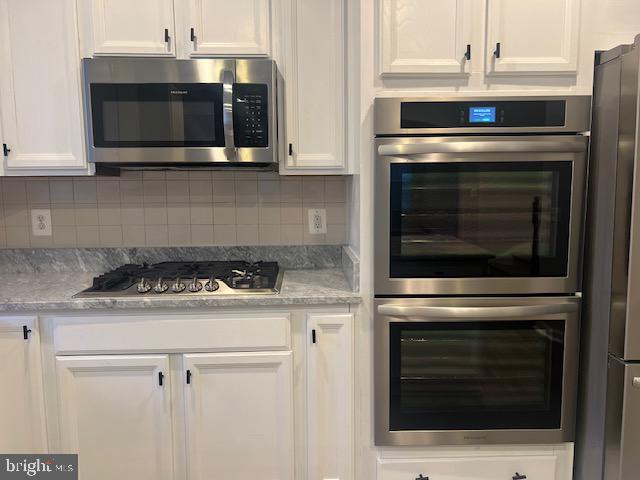 3135 Floating Leaf Lane Waldorf, MD 20603 - Photo 18 of 100 a stove top oven sitting inside of a kitchen