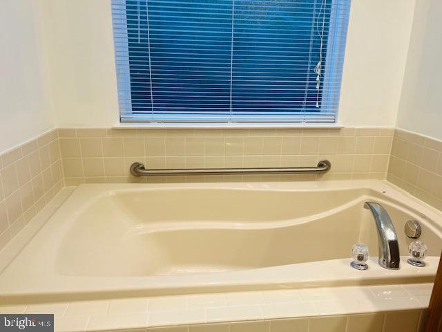 3135 Floating Leaf Lane Waldorf, MD 20603 - Photo 38 of 100 a bathroom with a bathtub