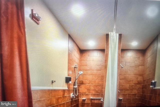 3135 Floating Leaf Lane Waldorf, MD 20603 - Photo 100 of 100 a bathroom with a shower and a tub