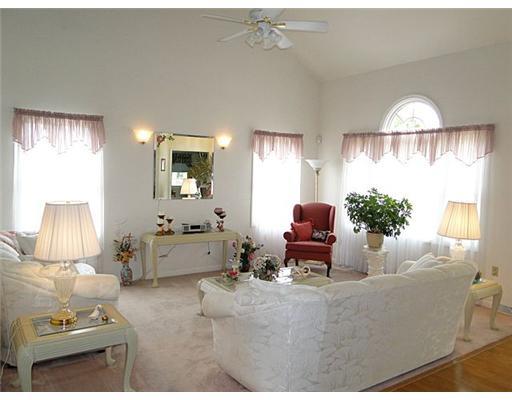 100 Ohare Road Canonsburg, PA 15317 - Photo 3 of 18 Living Room.