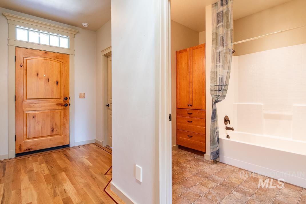 727 West Sedgewick Street Meridian, ID 83646 - Photo 4 of 30 Entryway with baseboards