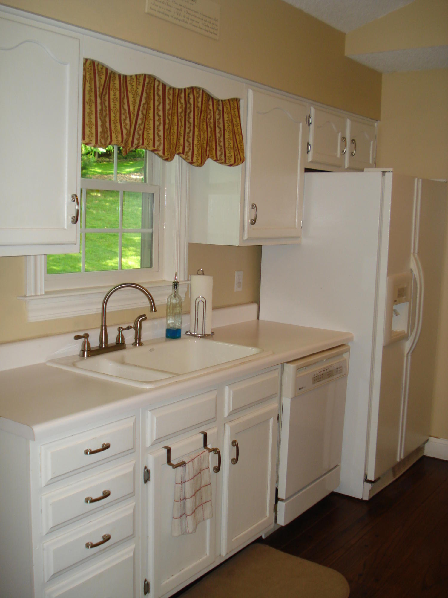 1367 Wenlock Road Knoxville, TN 37922 - Photo 12 of 32 Kitchen w/ White Cabinets