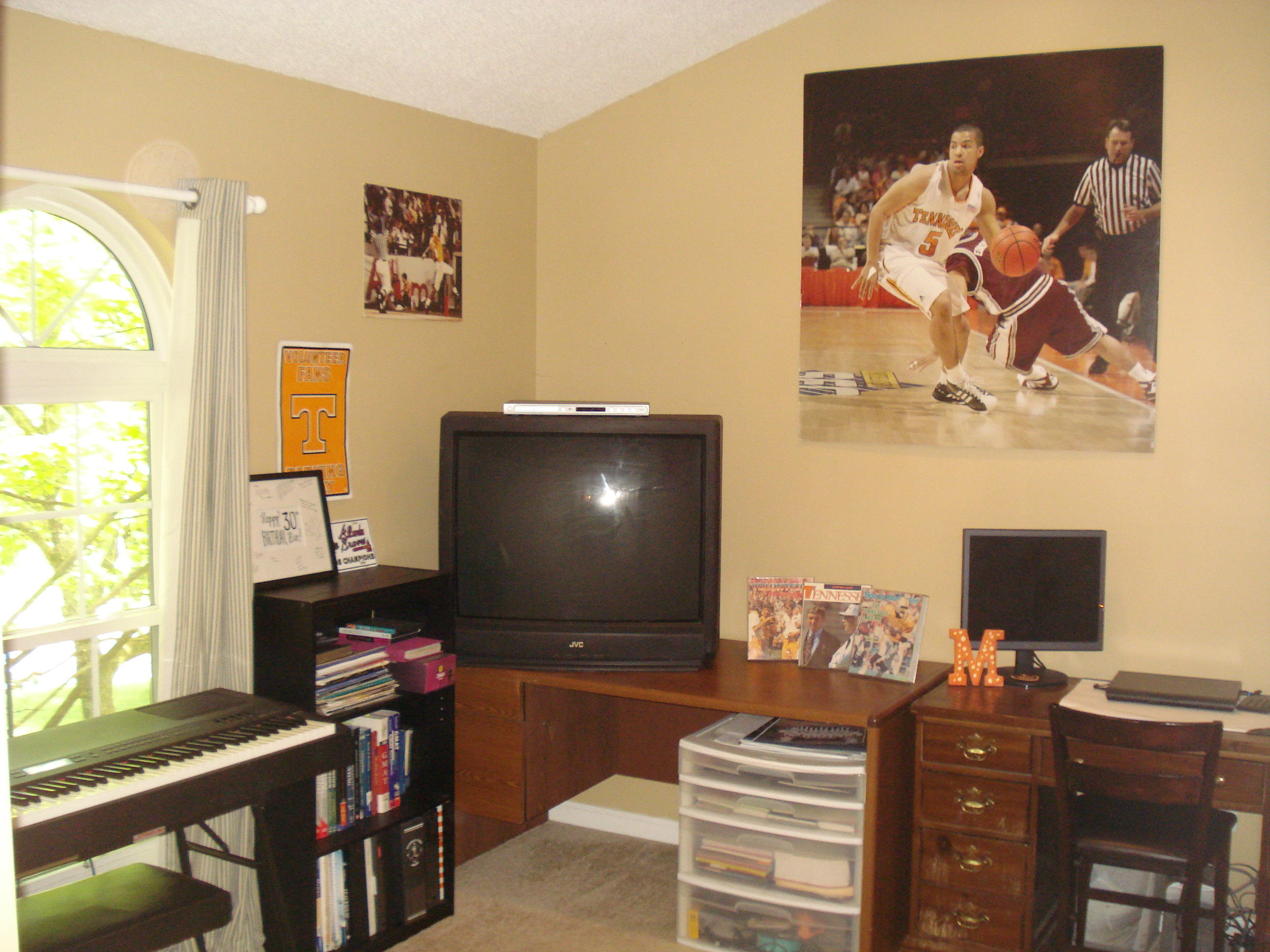 1367 Wenlock Road Knoxville, TN 37922 - Photo 24 of 32 Bedroom 3 w/ Vaulted Ceiling