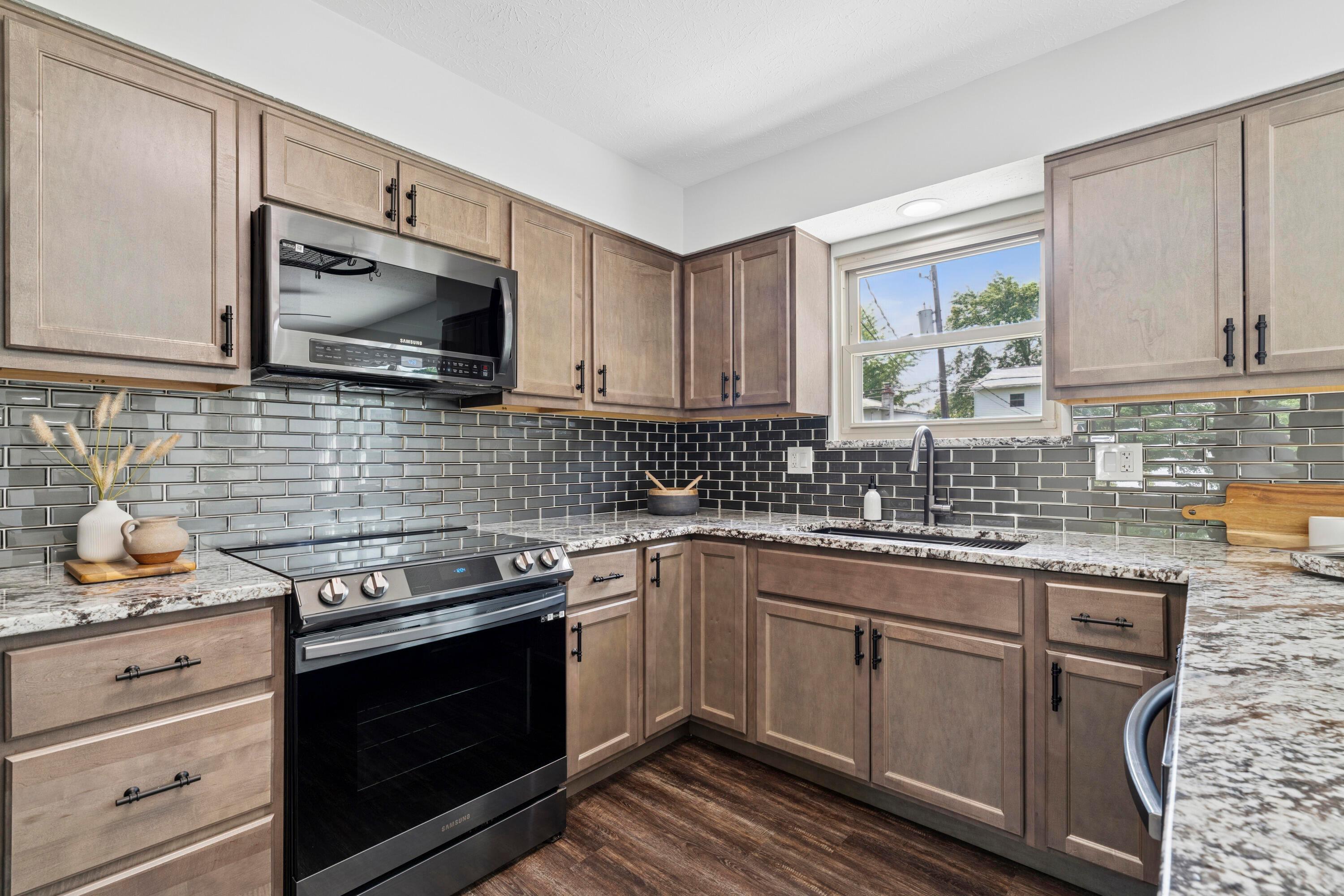 5440 Aspen Road Columbus, OH 43229 - Photo 12 of 52 Kitchen