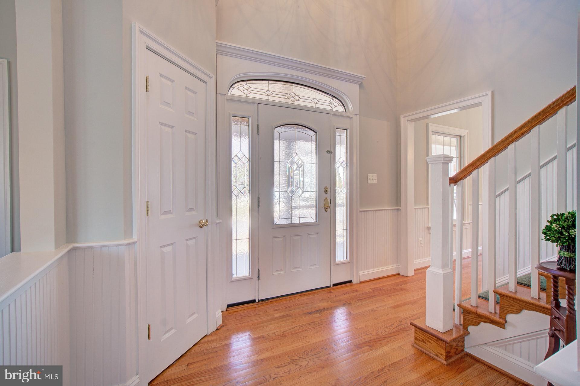 236 Manvell Road Southeast Vienna, VA 22180 - Photo 3 of 34 Foyer with hardwoods