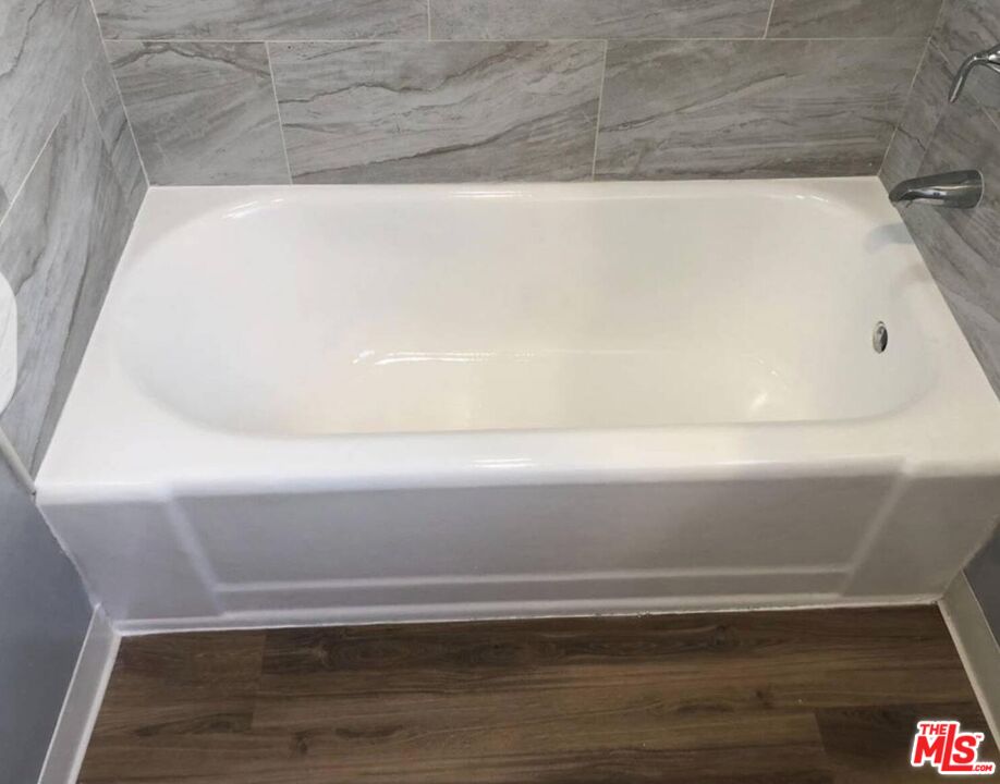 1229 West 36th Place Los Angeles, CA 90007 - Photo 6 of 8 a bathroom with a bathtub